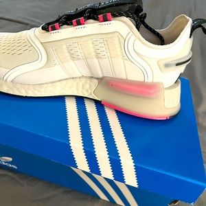 Brand new women adidas tennis shoes size 4.5 but in size 6